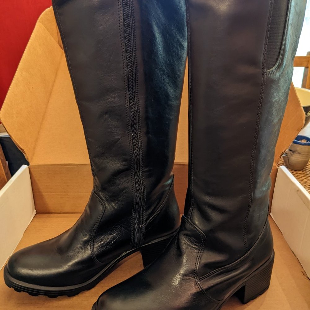 NWT and box!!  Black Leather/Flight Attendant Boots